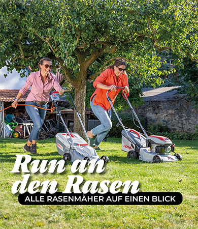 Zwei Frauen rennen mit Rasenmäher um die Wette